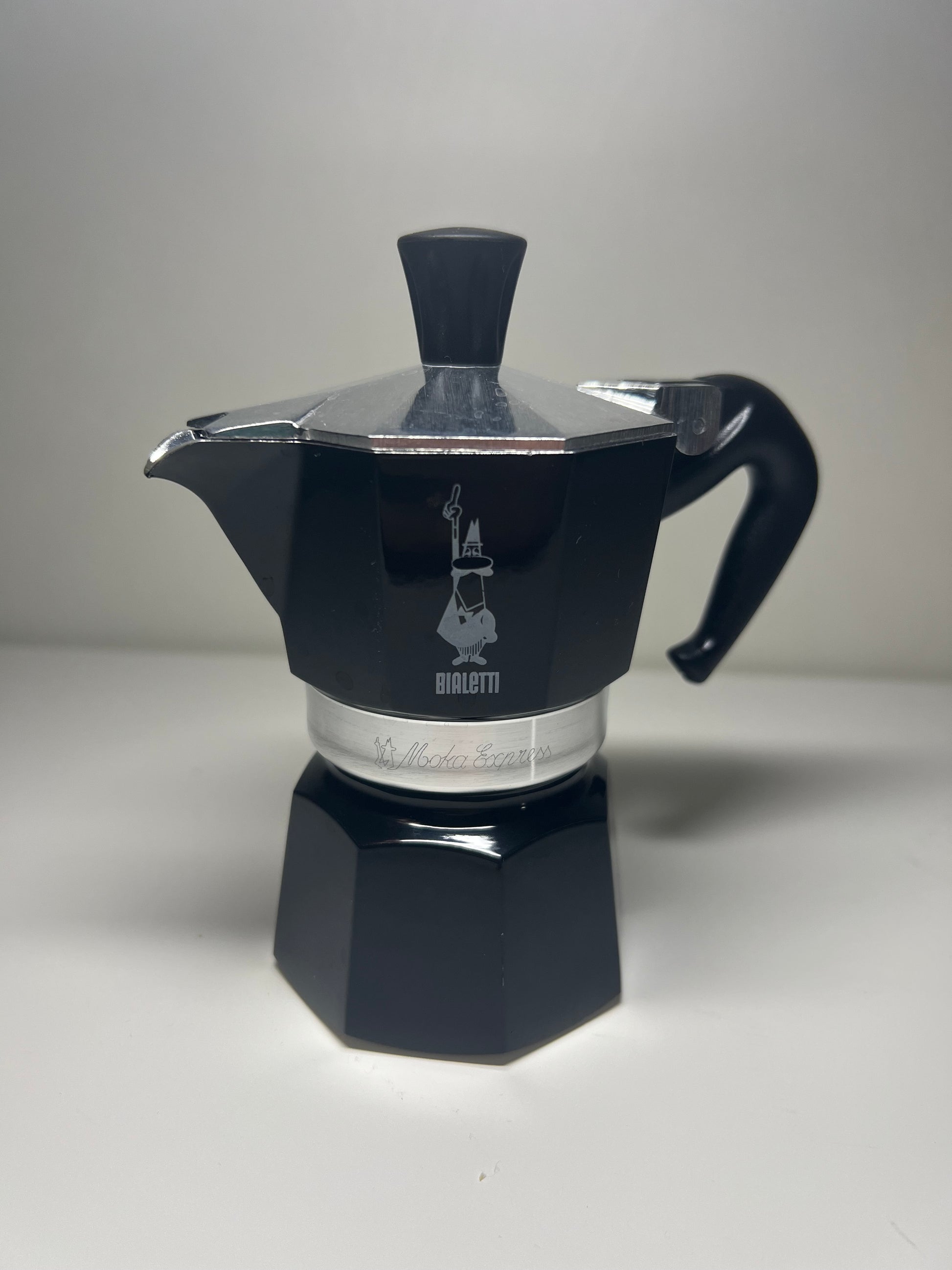 Bialetti Moka Express melna moka kanna, front view